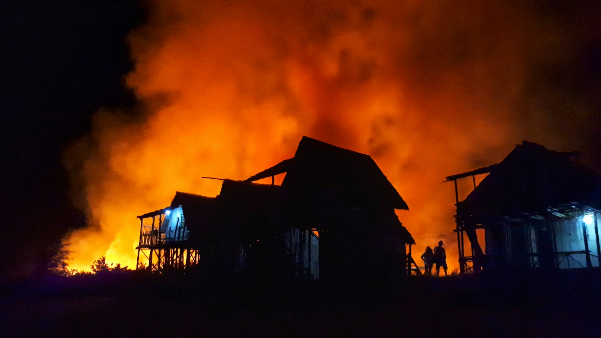 silueta de casas durante la noche